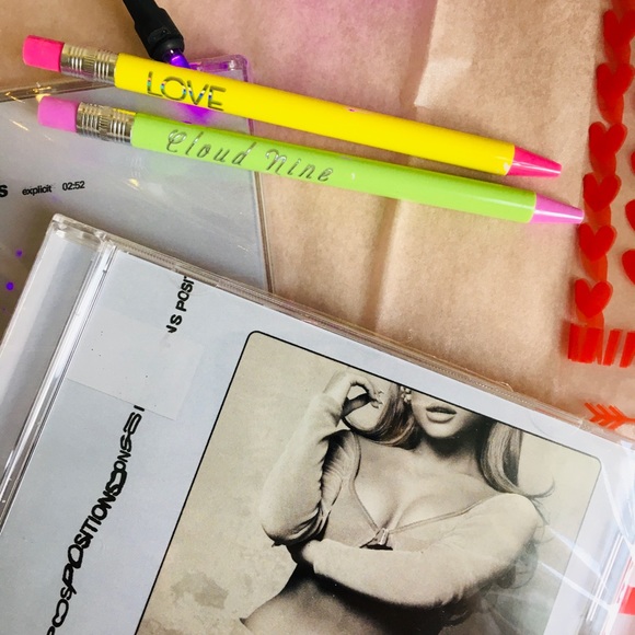 ⏰🤍🖤Ariana Grande CD single(2pcs) plus more! - Picture 4 of 11